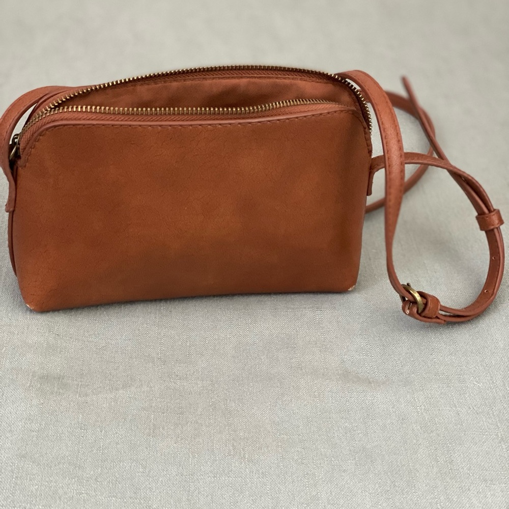 Small brown crossbody purse. Measurements 51(short) 57 (long)